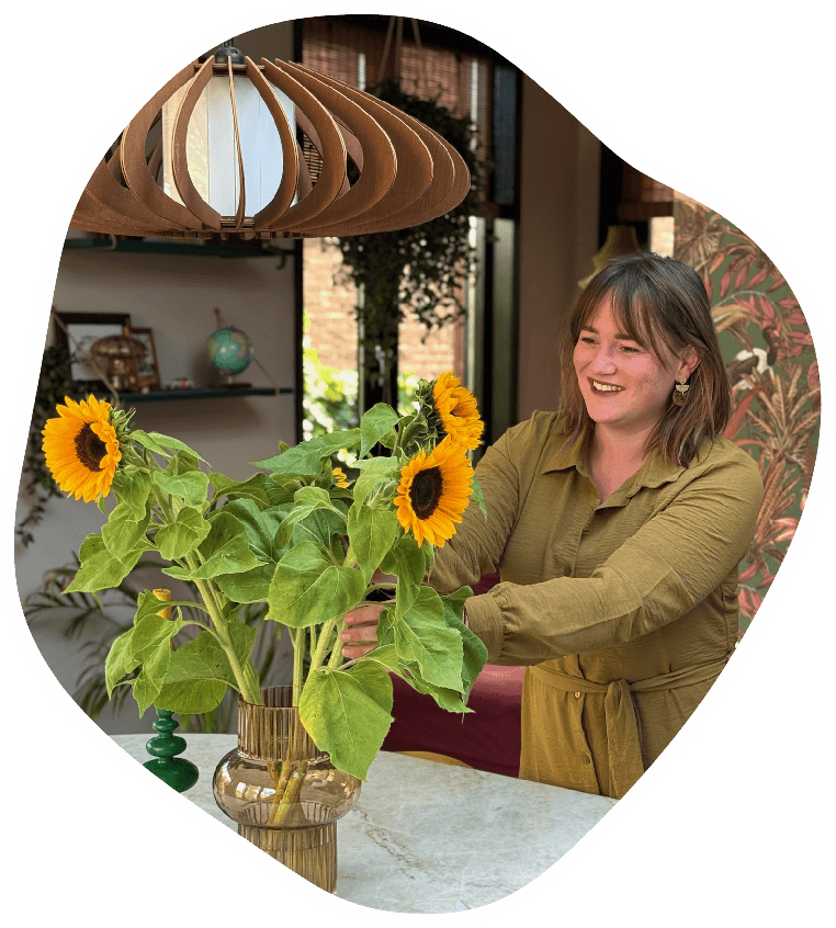 Corien met zonnebloemen